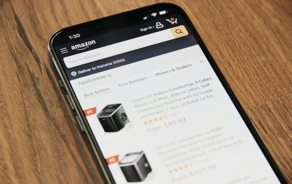 un téléphone ouvert sur le site d'Amazon